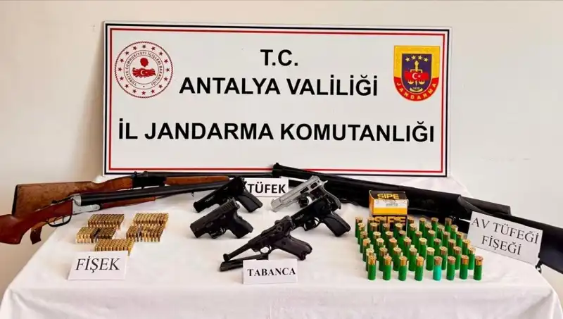 Antalya'da Ruhsatsız Silah Operasyonu: Hedef 12 Adrese Tek Seferde Darbe