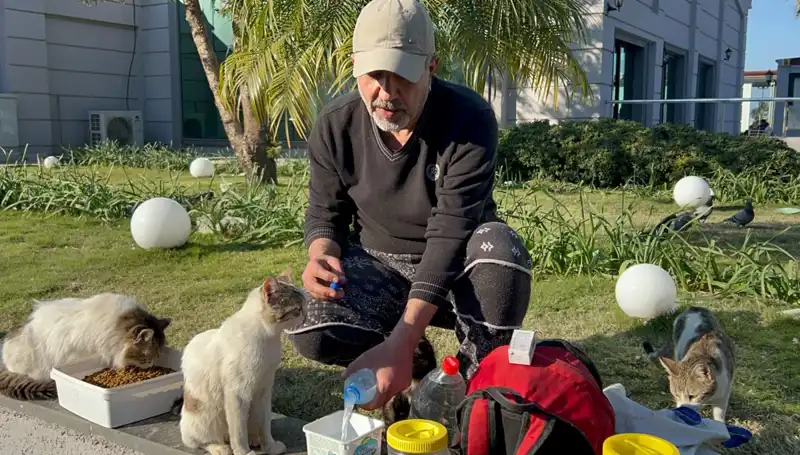 59 Yaşındaki Adamın Günde 8 Kilometre Yürümesi: Merhamet ve Örnek Davranış