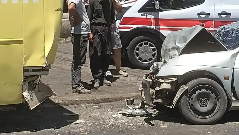 Halk Otobüsü ve Otomobil Çarpıştı: Kaza Sonucu İki Yaralı
