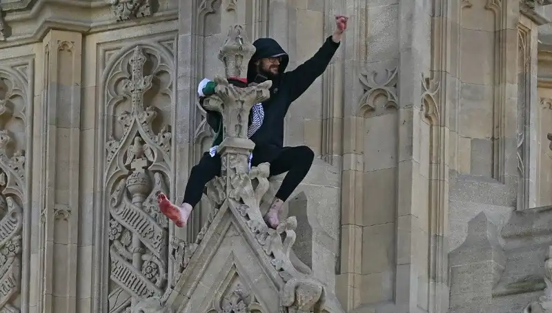 Londra'da Filistin Bayrağıyla Big Ben'e Tırmanan Protestocunun Mesajı Nedir?