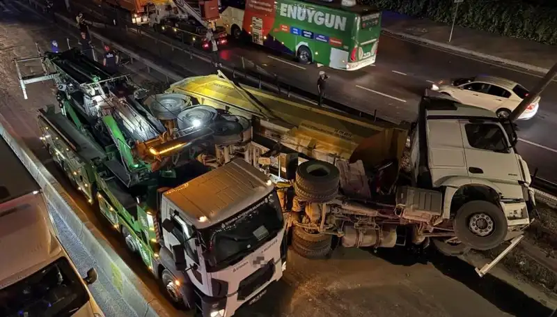 Moloz Yüklü Hafriyat Kamyonu Devrildi: Olayın Detayları ve Etkileri