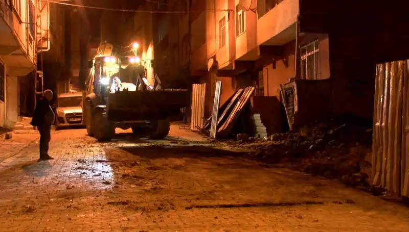 Bağcılar’da Yana Eğilen Bina Tahliye Edildi: Tehlike Altındaki Yapılar Tartışılıyor