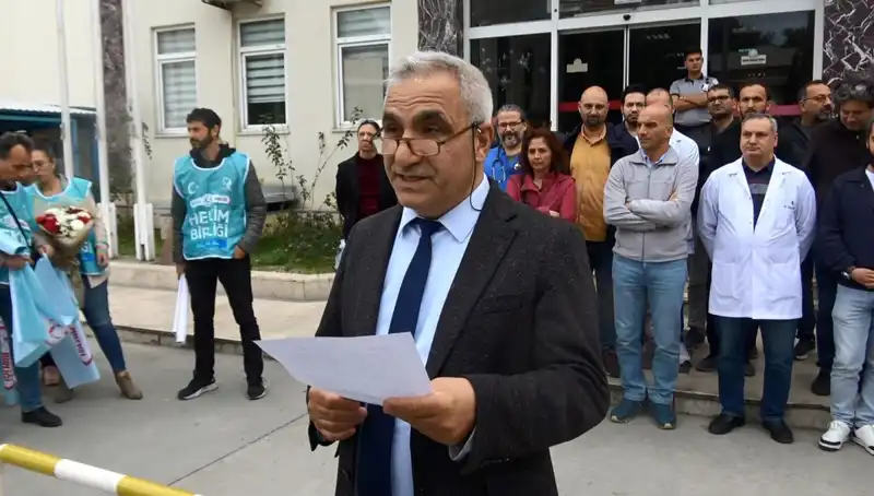 Antalya'da Doktora Saldırı: Sağlık Çalışanları İş Bıraktı ve Protesto Eylemi Düzenledi