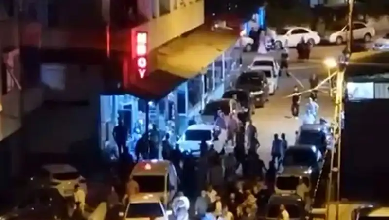 Düğün Aşkında Şok Edici Olay: Araba Kalabalığın Arasına Daldı!