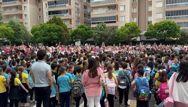 Öğrencilerden Annelere Duygusal Sürpriz: Gözyaşları Sel Oldu