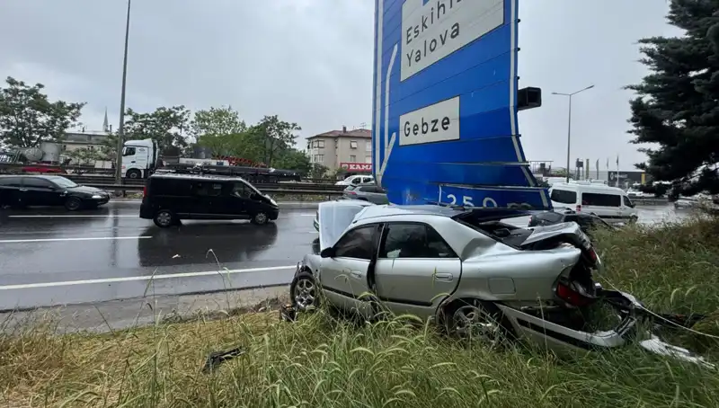 Trafik Levzasına Çarpan Araçta İki Kişi Yaralandı