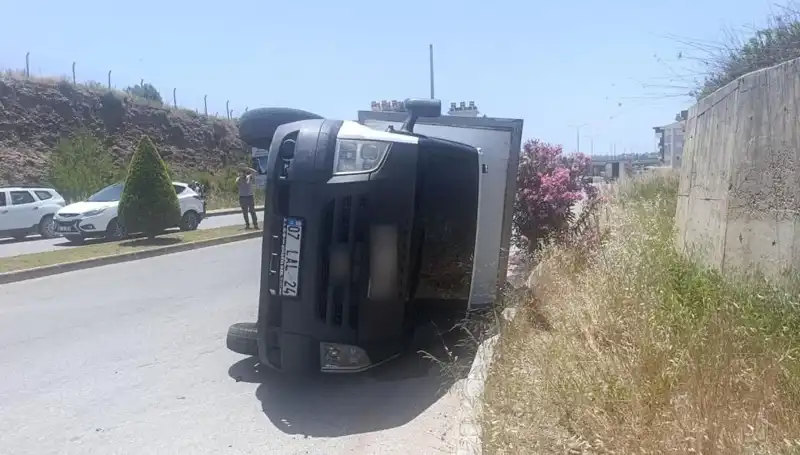 Hafif Ticari Araçla Çarpışan Kamyonet Devrildi, İhmal Edilen Güvenlik Önlemleri Tartışma Yarattı