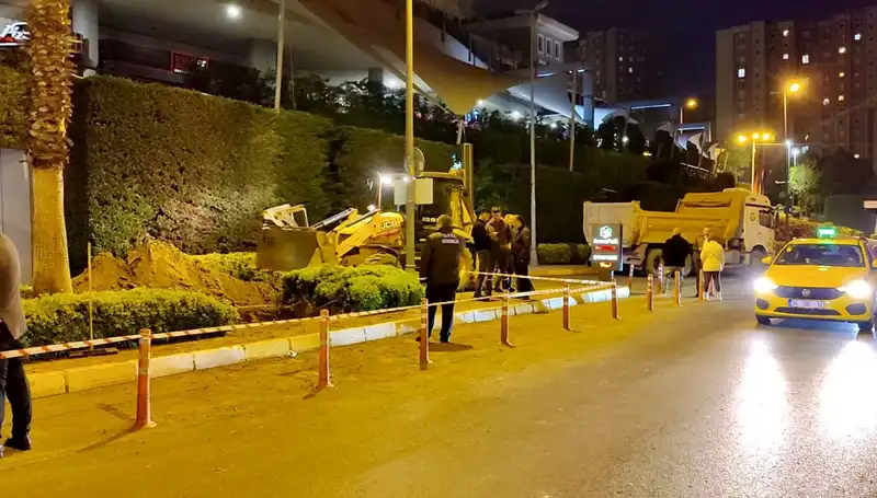 AVM Girişinde Doğalgaz Kaçağı Paniği: Alışveriş Durduruldu