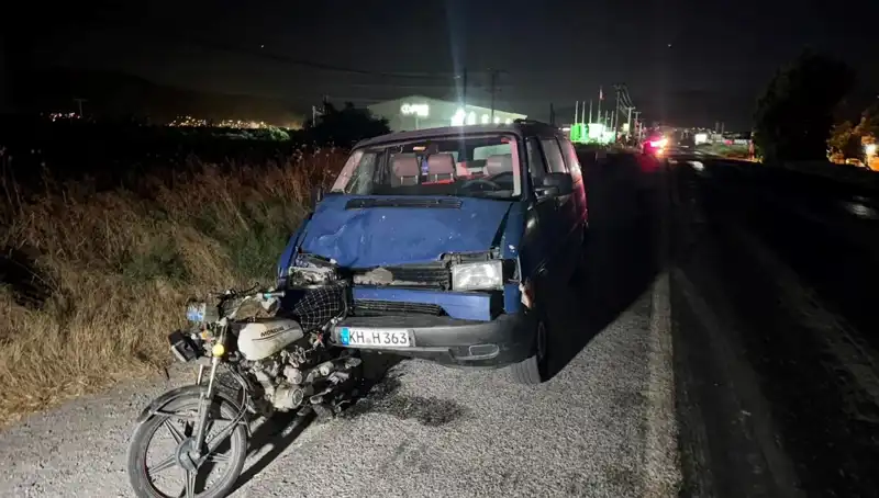 Söke’de Minibüs Motosiklete Çarptı: 3 Kişi Yaralandı