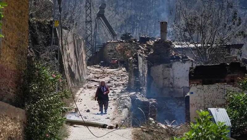 İzmir ve Bilecik'teki Yangınların Geride Bıraktığı Yıkım: 415 Bina Yok Oldu