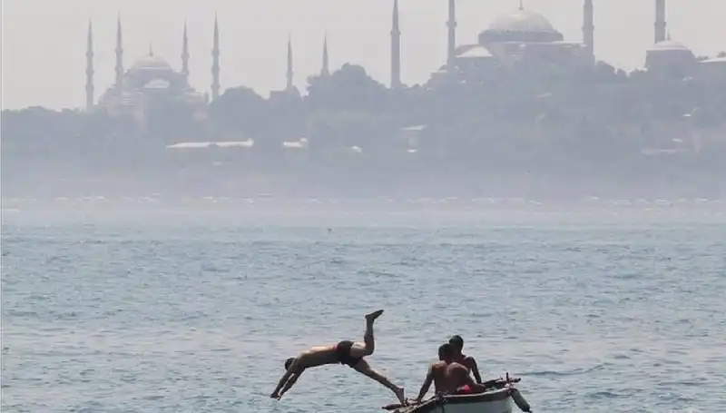 Aşırı Sıcaklık Dalgası Kapıda: 44 Derecelere Dikkat!