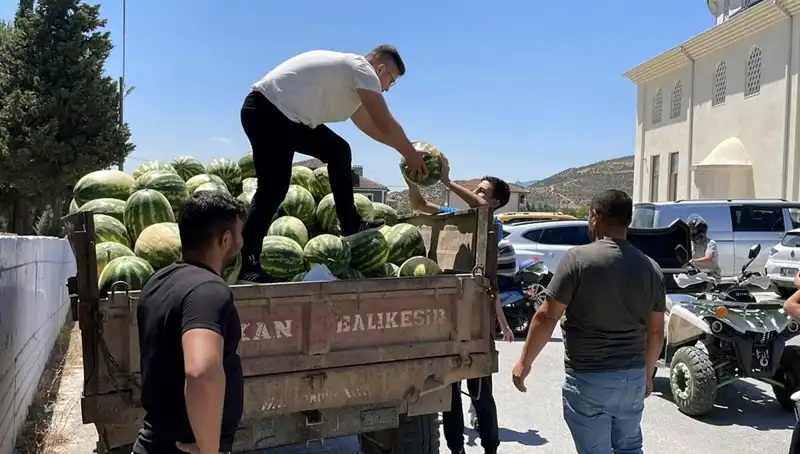Şehirde Büyük Sürpriz: Tonlarca Karpuz Ücretsiz Dağıtıldı!