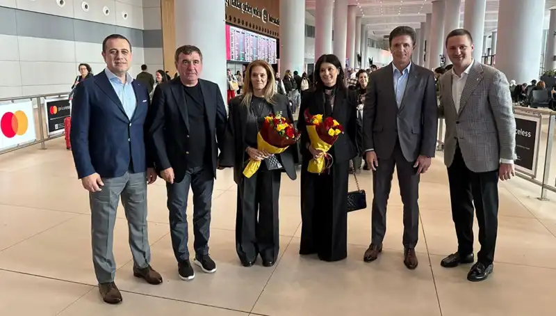 Hagi ve Popescu İstanbul'da Futbolseverlerle Buluştu