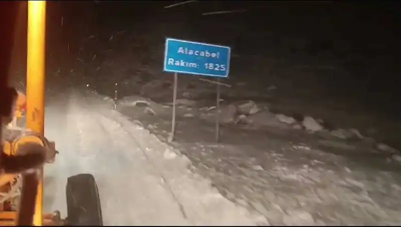 Antalya'da Beklenmedik Kar Yağışı, Vatandaşları Şaşırttı!