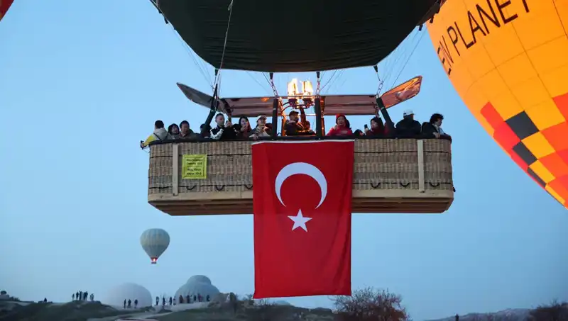 Kapadokya’da 23 Nisan'da Renkli Balon Gösterisi: Türk Bayraklarıyla Havalandılar!