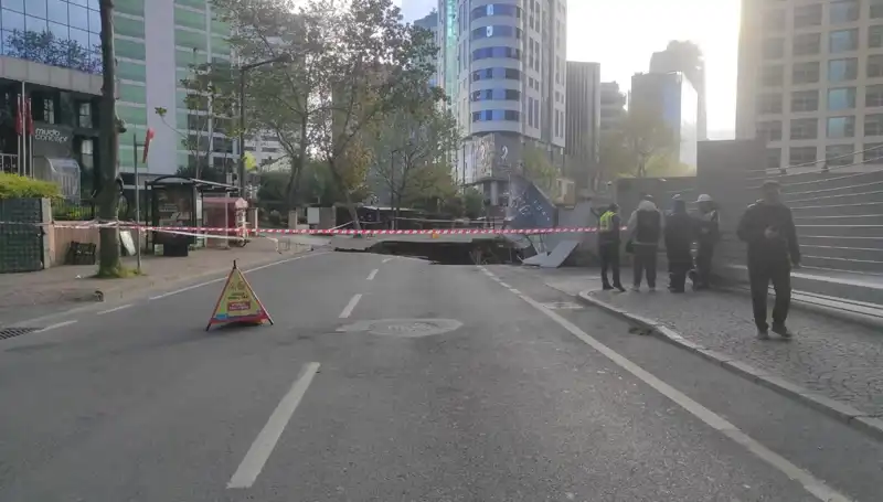 Sarıyer'de Yolda Büyük Çökme: Cadde Tüm Araçlara Kapatıldı