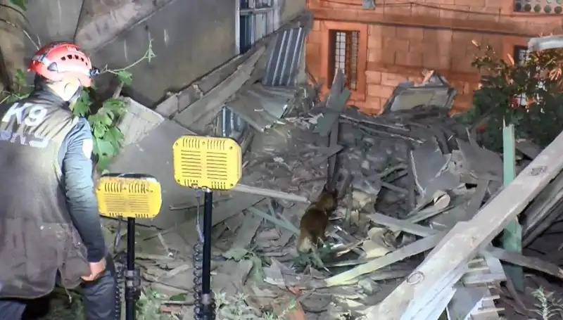 İstanbul'da Deprem Ardından Çöken Bina, Vatandaşları Sarsıttı