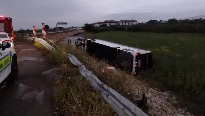 Manisa'da Otobüs Kazası: Yolcuların Hayatı Tehlikede!