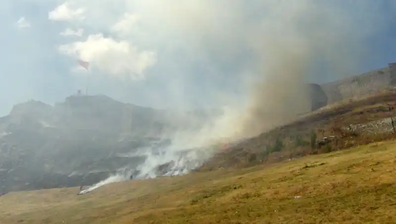 Kars Kalesi’nin Eteklerinde İnanılmaz Yangın: Doğa Mide Bulandırıyor!