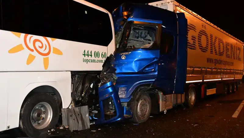 Türk Tur Otobüsü Tırla Çarpıştı: 13 Kişi Yaralandı