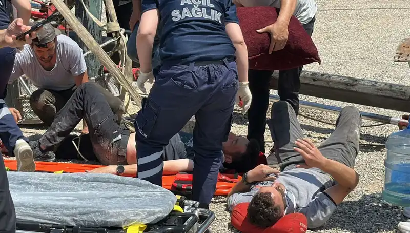 Bayrak Asma İşlemi Korkutucu Bir Kazaya Dönüşünce, İki İşçi Yaralandı