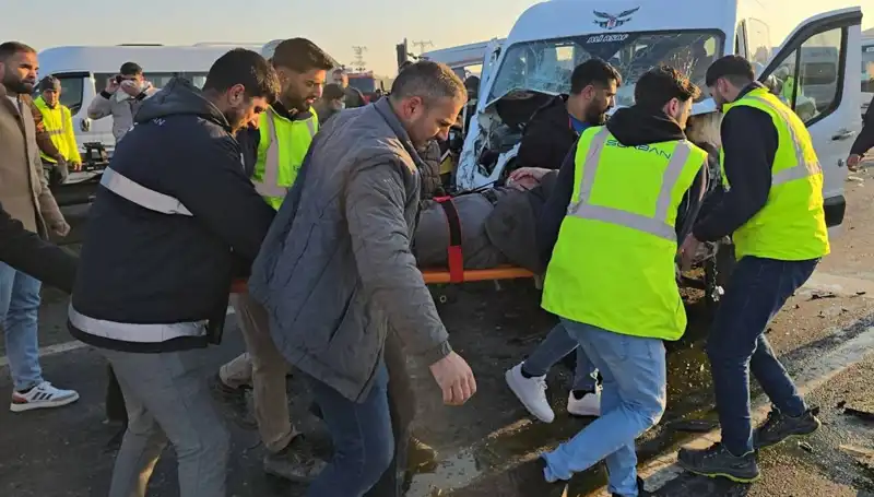 İki İşçi Servisi Kafa Kafaya Çarpıştı: Olay Yerinde Neler Oldu?