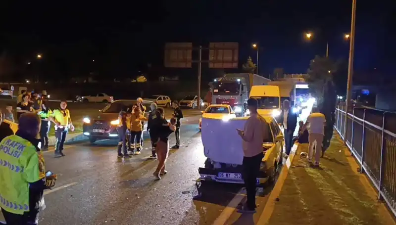 Otoyolda Kuralsız Geri Dönüş Kazası: İkisi Çocuk Dört Yaralı!