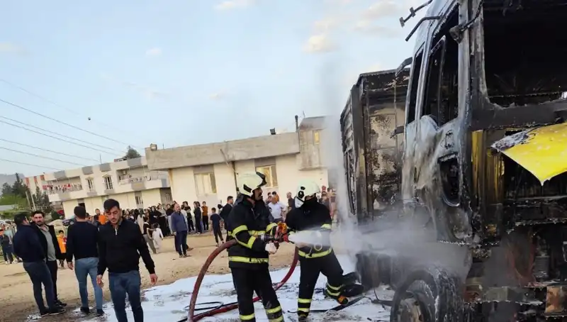 Park Halindeki İki TIR’ın Korkunç Yangını, İtfaiye Ekipleri Zamanla Yarıştı!