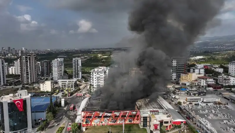 Mersin'de Fabrika Yangını Korkuttu: TOMA ve İtfaiye Ekibi Seferber Oldu