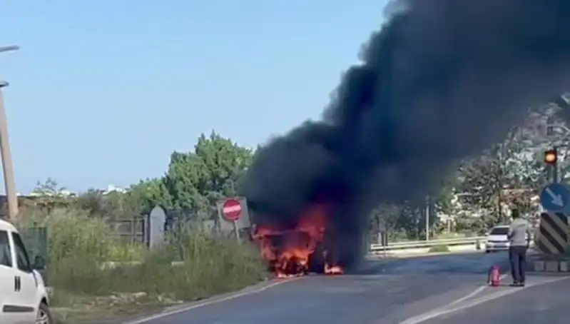 Çarşaf Yüklü Kamyonet Korkunç Bir Yangınla Alev Aldı!