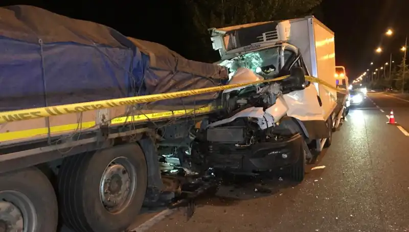 Park Halindeki Tıra Çarpan Kamyonet: Kaza Sonucu 1 Ölü, 1 Yaralı