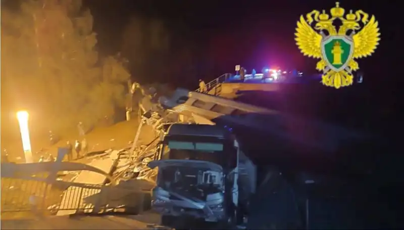 Rusya'da Köprü Çöktü: Tren Kazasında Yedi Kişi Hayatını Kaybetti