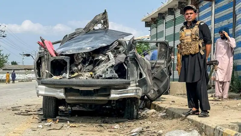 Pakistan’da Canlı Bomba Saldırısı: Dört Hükümet Yetkilisi ve Bir Polis Hayatını Kaybetti