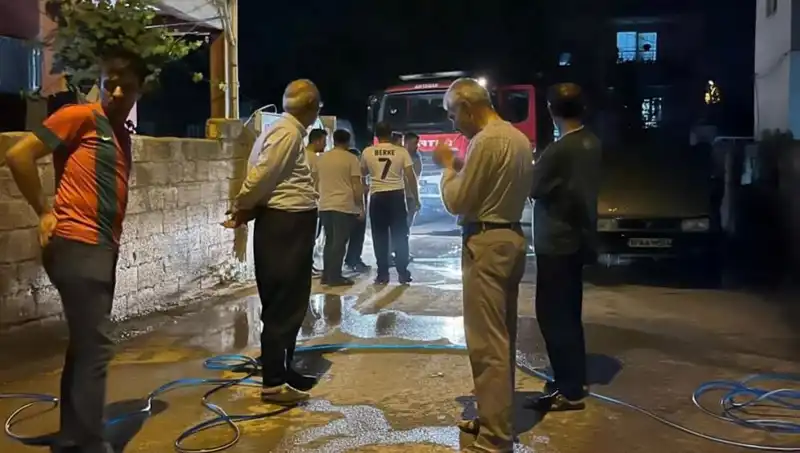 Park Halindeki Araçta Çıkan Yangın Sakinleri Tedirgin Etti