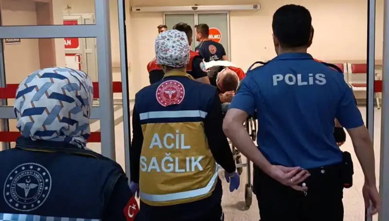 Dikkatsizlik Kazaya Neden Oldu: Polis Ekipleri İki Yaralıyla Kurtarıldı
