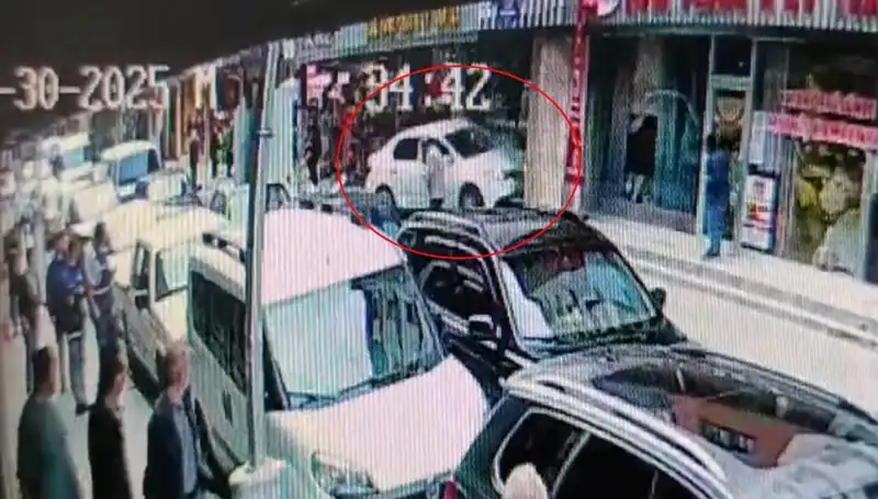 Alkollü Sürücü Mağazaya Dalınca İki Çocuk Kurtarıldı