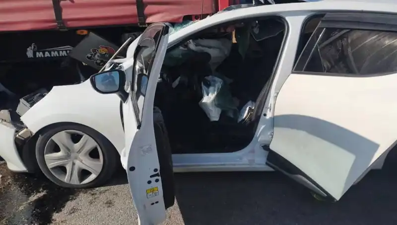 Sivas'ta Feci Kaza: Otomobil TIR'a Çarptı, 3 Yaralı