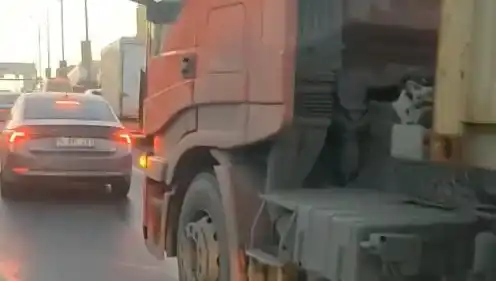 D-100'de TIR Kavgası: Yol Verme Tartışması Komediye Dönüştü