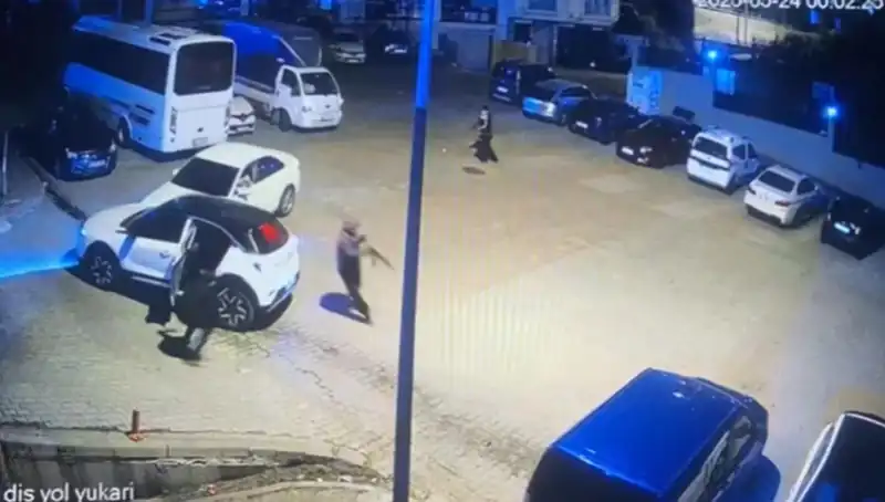 Kağıthane'de Maskeli Saldırganların Kalaşnikoflu Dehşeti: Kurşunlar Havada Uçuştu