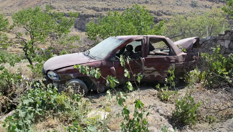Kontrolden Çıkan Otomobilin Bahçeye Düşmesi: Faciaya Anlık Veda