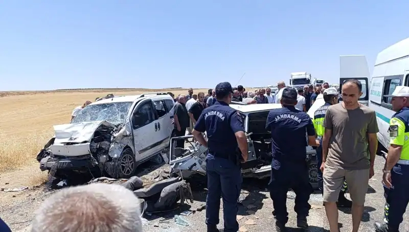Otomobil ile Hafif Ticari Araç Çarpıştı: Korkunç Kaza 4 Can Aldı