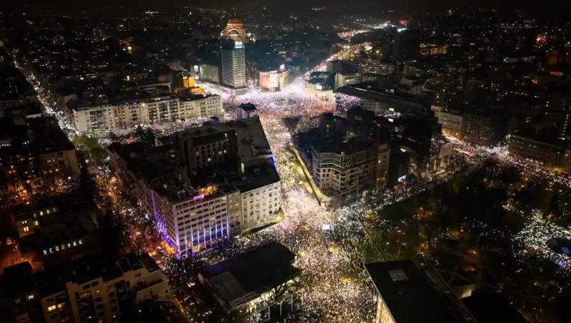Sırbistan'da Öğrenci Protestoları: Belgrad Sokakları Ayakta!