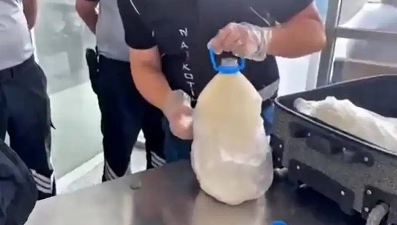 Havalimanında Süt Şişesinde 12 Kilo 800 Gram Narkotik Ele Geçirildi