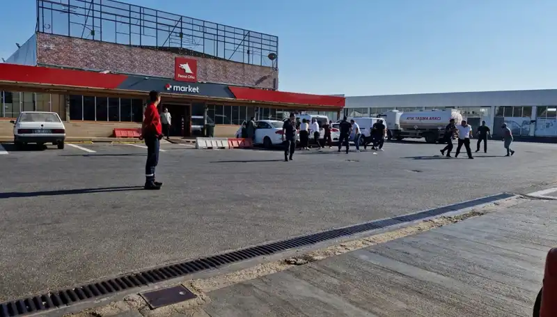 İki Aile Arasında Patlayan Omuz Atma Kavgası Akaryakıt İstasyonunu Telaşa Sürükledi
