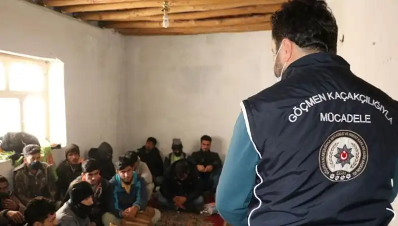 Edirne ve Kırklareli'nde Düzensiz Göçmen Operasyonu: 17 Gözaltı