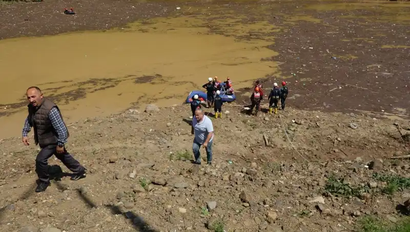 Trabzon'da Sel Felaketi: Evini Koruma Çabasındaki Adamın Dramı