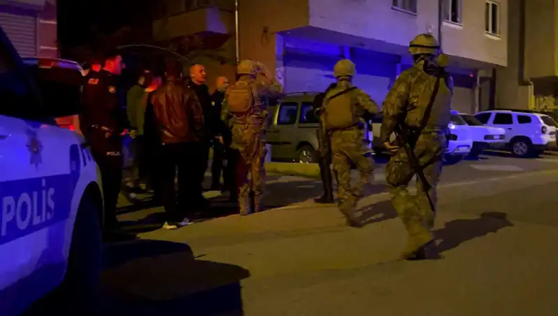 Tüfekle Balkondan Ateş Açan Şahıs, Polisi Görünce Kendini Kilitledi!