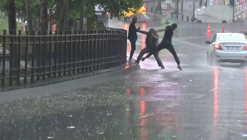 İstanbul ve İzmir İçin Meteoroloji'den Turuncu Kodlu Uyarılar Geldi!