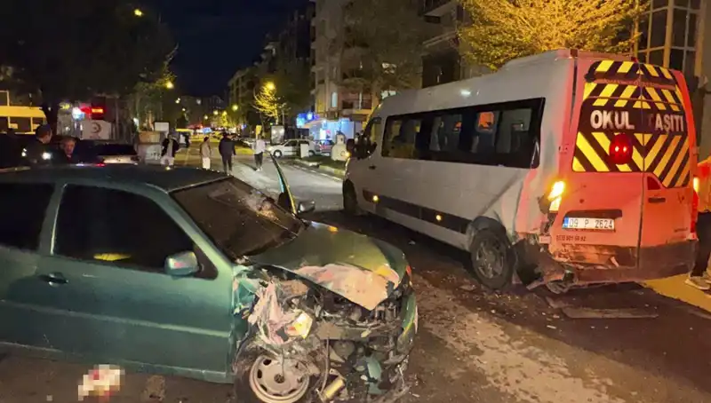 Otomobil Servis Minibüsüne Çarptı: Kaza Anının Detayları ve Yaralılar