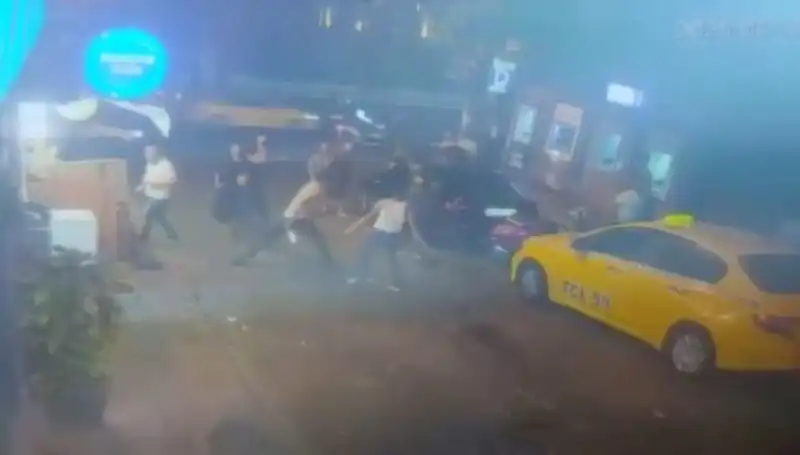 Beyoğlu'nda Gerilim Dolu Kavga: Laf Atma Sonrası Kan Aktı